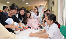 Học sinh được trải nghiệm làm bác sĩ, điều dưỡng tại Đại học Y Dược TP Hồ Chí Minh