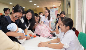 hoc-sinh-duoc-trai-nghiem-lam-bac-si-dieu-duong-tai-dai-hoc-y-duoc-tp-ho-chi-minh