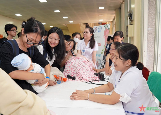 Học sinh được trải nghiệm làm bác sĩ, điều dưỡng tại Đại học Y Dược TP Hồ Chí Minh